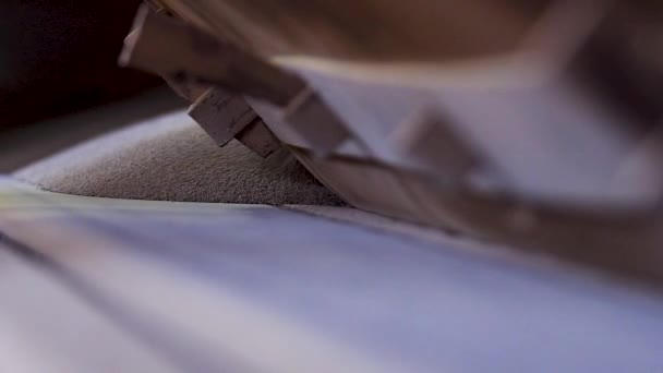 Κοντινό πλάνο χύδην υλικού στον μεταφορέα του εργοστασίου. Στικ. Οι πρώτες ύλες σε σκόνη για κατασκευαστικές εργασίες χύνονται στον ιμάντα μεταφοράς της μονάδας - Πλάνα, βίντεο