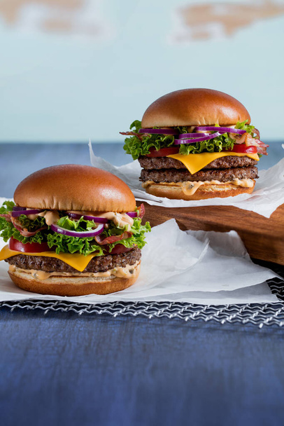 burgers χοιρινό και τυρί, με διπλό κρέας και comembert με μπέικον - Φωτογραφία, εικόνα