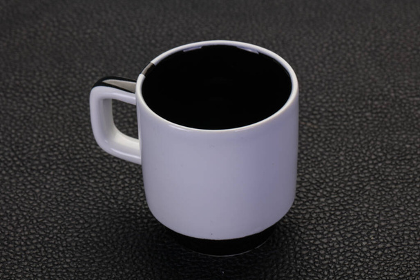 leere Tasse für Espresso auf schwarzem Hintergrund - Foto, Bild
