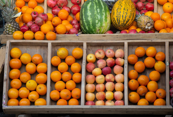manzanas y naranjas como composición de frutas. fruta alimentos saludables - Foto, Imagen