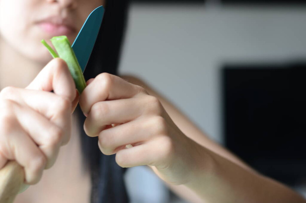 Coleção de fotografias cozinhar feijão verde. Possui uma mulher limpando feijão com uma faca
. - Foto, Imagem