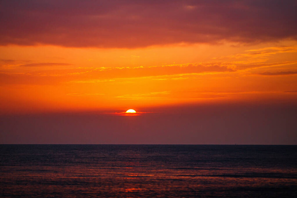 Background of colorful sunset sky. The setting sun illuminates t - Foto, imagen