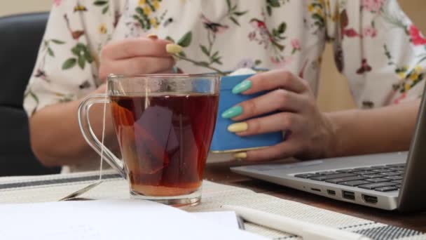 Studentky ruční výroba čaje během studia na univerzitě - Záběry, video