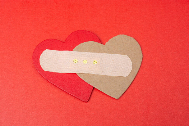 Сердца с медицинской повязкой гипс для любви уход концепт-символ
, - Фото, изображение