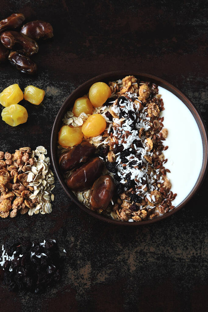 tigela de café da manhã saudável de sementes, tâmaras, frutas secas e granola
. - Foto, Imagem