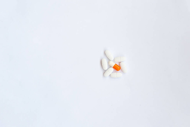 pills on a white background - Фото, изображение
