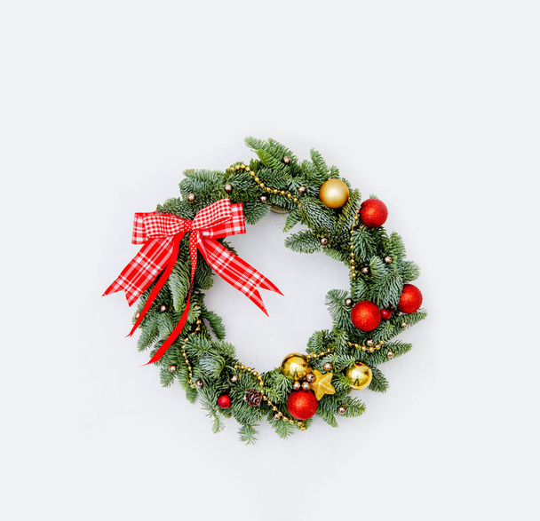 Зимний венок из сосновых иголок украшения красные и золотые рождественские игрушки
 - Фото, изображение