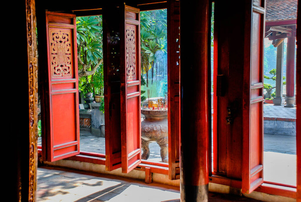 Blick durch die roten Holztüren des Literaturtempels in Hanoi - Foto, Bild