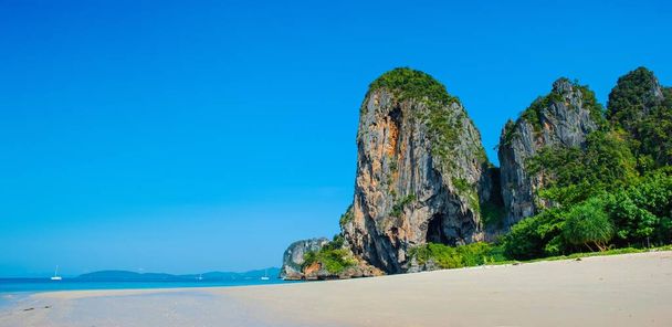 Vista panoramica di Railay Beach Thailandia con sabbia perfetta, acqua verde e scogliere rocciose drammatiche
 - Foto, immagini