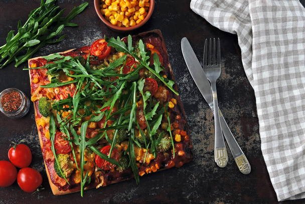 Pizza vegana con verduras y rúcula. Una pizza cuadrada. Dieta Keto
. - Foto, Imagen