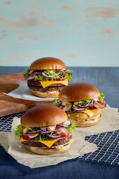 hamburguesas de cerdo y queso, con doble carne y comembert con tocino
 - Foto, Imagen