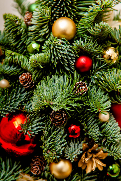 Новогодняя елка из ели, украшенная цветами из ткани и мячей
 - Фото, изображение