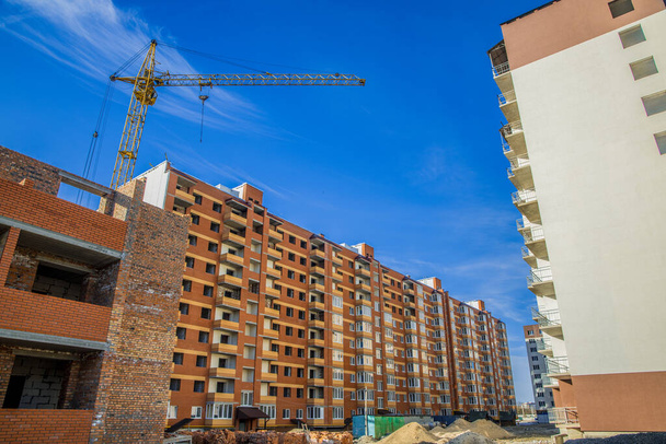 construction d'immeubles d'appartements par grue brique façade extérieure architecture forme urbain industriel scène vue
 - Photo, image