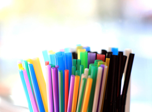 πολύχρωμα μολύβια σε γυαλί σε λευκό φόντο - Φωτογραφία, εικόνα