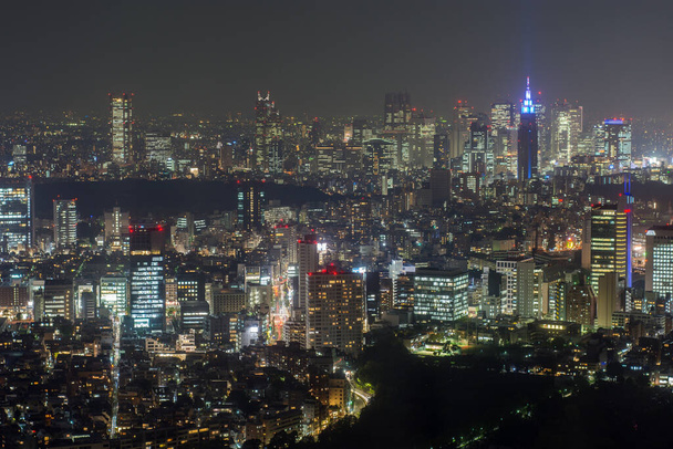 Tokyo urban cityscape το βράδυ, θέα από το Roppongi Hills Mori Tower observation deck - Φωτογραφία, εικόνα