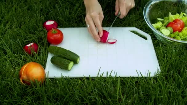 Женщина режет редис в саду
 - Кадры, видео