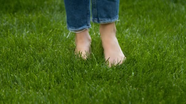 Kobieta stąpająca po trawniku koszenia - Materiał filmowy, wideo