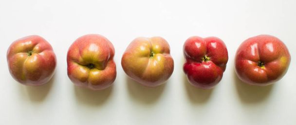 Five curves of ripe red apples close-up isolated. Trend-ugliness - Fotoğraf, Görsel