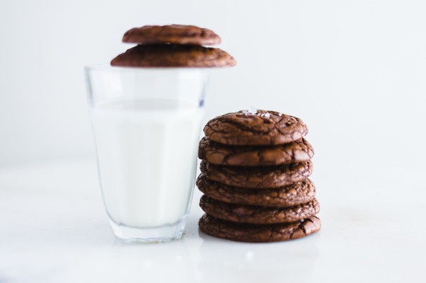 biscuit brownie au chocolat avec verre de lait
. - Photo, image