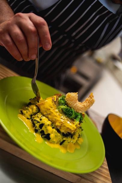 arroz negro con salsa amarilla y salmón
 - Foto, imagen