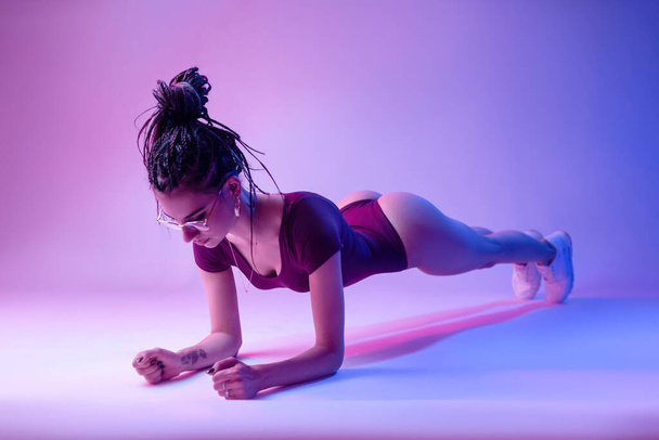 la jeune fille Slim fitness faire des exercices de planche à l'intérieur à la maison de gymnastique
. - Photo, image