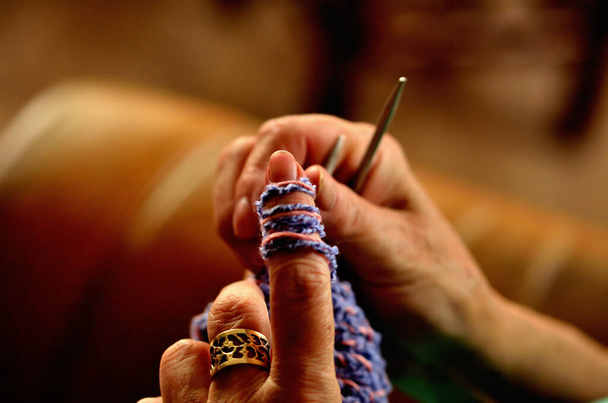 A nagymama kezének részletei kötött pulóver gyapjúból - Fotó, kép