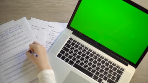 Laptop zöld képernyő gúnyolódik, dokumentumok papírok az asztalon, üzletasszony diák - Felvétel, videó
