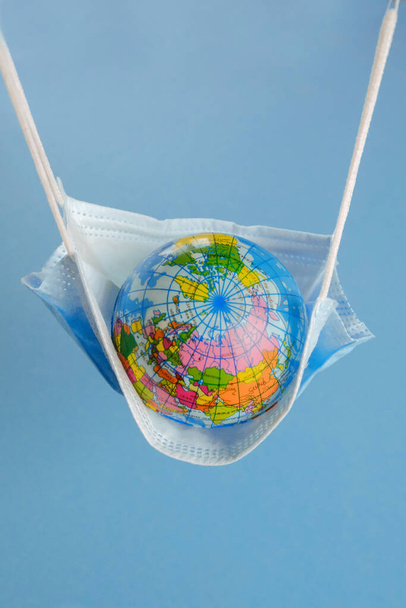 Earth globe in medicine mask to fight against Corona virus - Valokuva, kuva