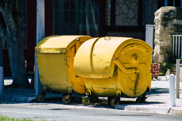 Limassol Zypern 10. Mai 2020 Nahaufnahme eines Müllcontainers in den Straßen von Limassol am Nachmittag - Foto, Bild