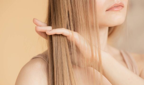 Péče o vlasy, blondýny dívka dává olej na hlavu odstraňuje sucho a křehkost - Fotografie, Obrázek