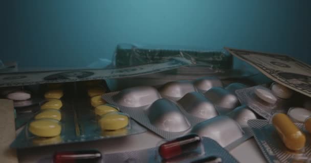 Tablettákat és egydollárosokat tartalmazó csomagok vegyesen - Felvétel, videó