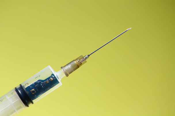 Injekční stříkačka s čipem. Koncept teorie spiknutí a implantace očkovaných čipů. Globální kontrola lidstva. - Fotografie, Obrázek
