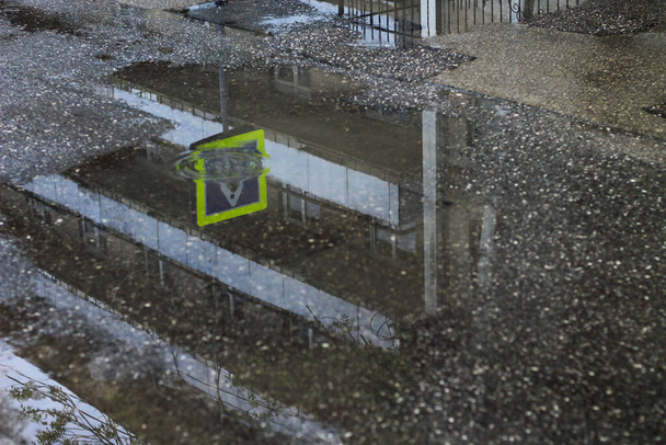 Grandi pozzanghere pedonali invalicabili in un ambiente urbano in una giornata piovosa
 - Foto, immagini
