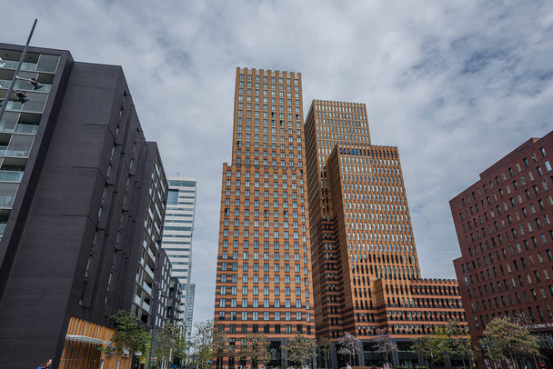 Amsterdam 29 Eylül 2019 Hollanda 'daki Amsterdam şehrinin finans merkezindeki cam kule binaları Zuid-as ve WTC olarak adlandırılır. - Fotoğraf, Görsel