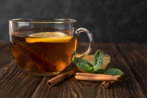 香り高い紅茶、ミントとシナモンと蜂蜜と透明カップ. - 写真・画像