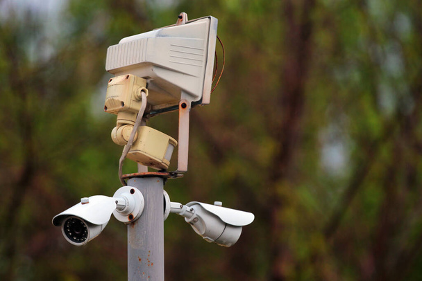 Proyector de jardín con detectores de movimiento y cámaras CCTV
 - Foto, imagen