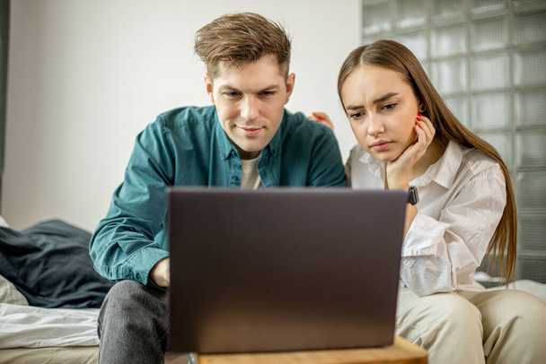 young couple watch film on laptop at home - Foto, Bild
