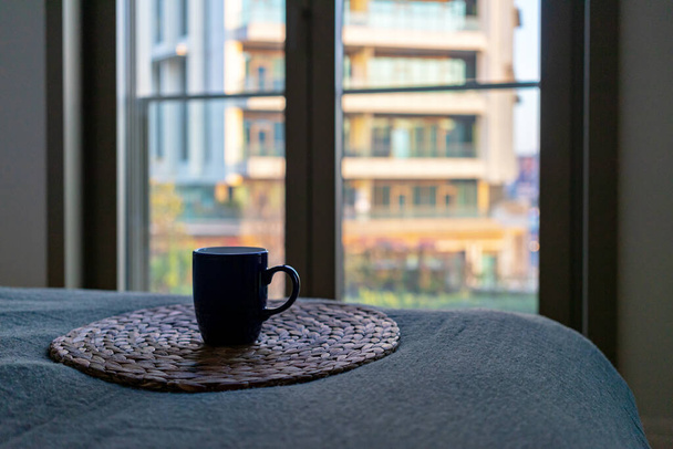 Egy csésze tea a hálószobában, a nagy ablak előtt.. - Fotó, kép