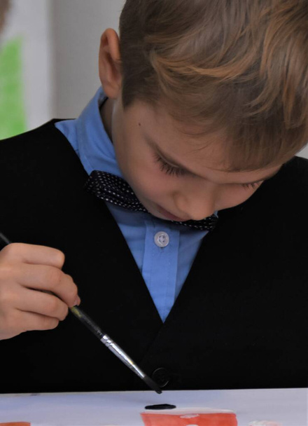 мальчик рисует кистью акварельные краски
 - Фото, изображение