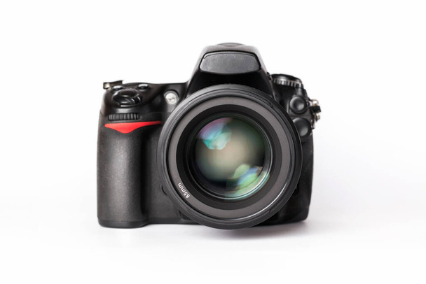Digitale SLR camera op witte achtergrond - Foto, afbeelding