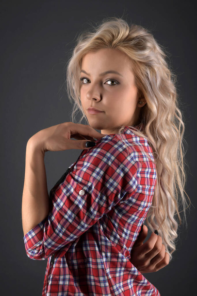 seksikäs nuori tyylikäs vaalea pitkätukkainen nainen - Valokuva, kuva