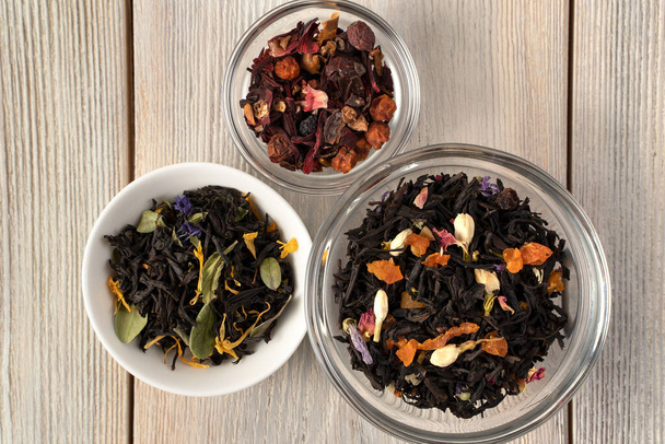 Fekete tea szárított gyümölcsökkel, bogyókkal és virágokkal. - Fotó, kép