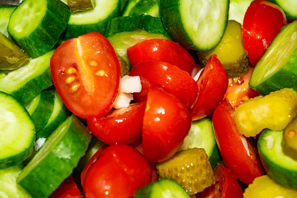 Овощной салат нарезанные помидоры, огурцы, лук и огурцы. Закрывай. Здоровое питание, фитнес-питание
 - Фото, изображение