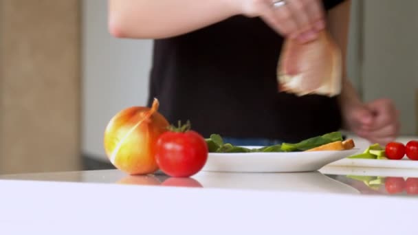 Woman preparing sandwich in kitchen - Filmmaterial, Video