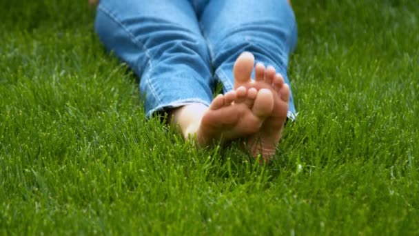 Женщина лежит на зеленой траве
 - Кадры, видео