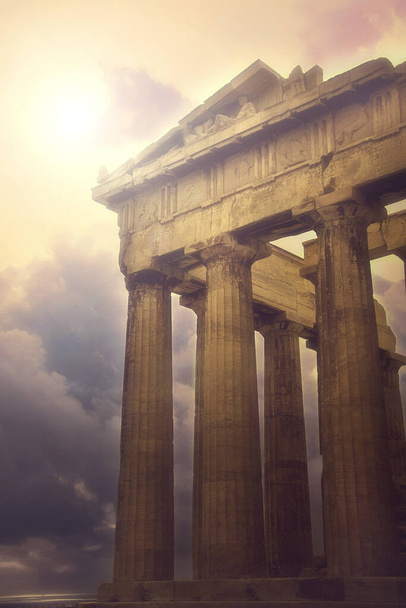 El mundialmente famoso Partenón en la antigua Acrópolis de Atenas
 - Foto, Imagen