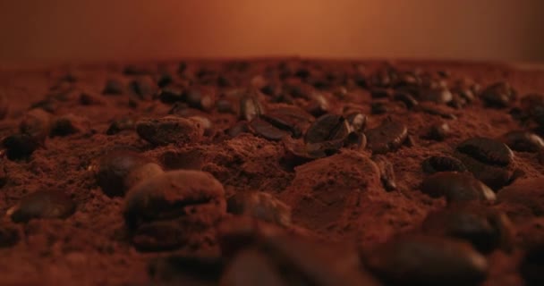 Κόκκοι καφέ ξαπλωμένοι σε ένα πακέτο - Πλάνα, βίντεο