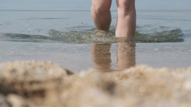 Sahilde, sudan çıkan bir kadının ayaklarının yakın çekimi. 4K - Video, Çekim
