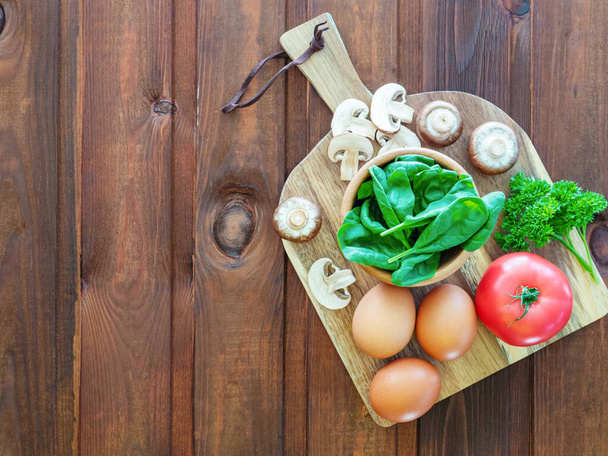 ほうれん草と卵オムレツのための成分,キノコ,トマトとパセリ.健康的な栄養と食事の概念。朝食の簡単な準備。健康的な自家製料理を作る。トップ表示 - 写真・画像