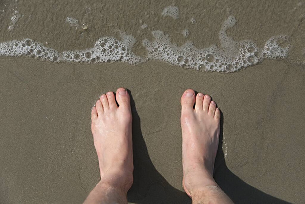 Pés descalços numa praia
 - Foto, Imagem